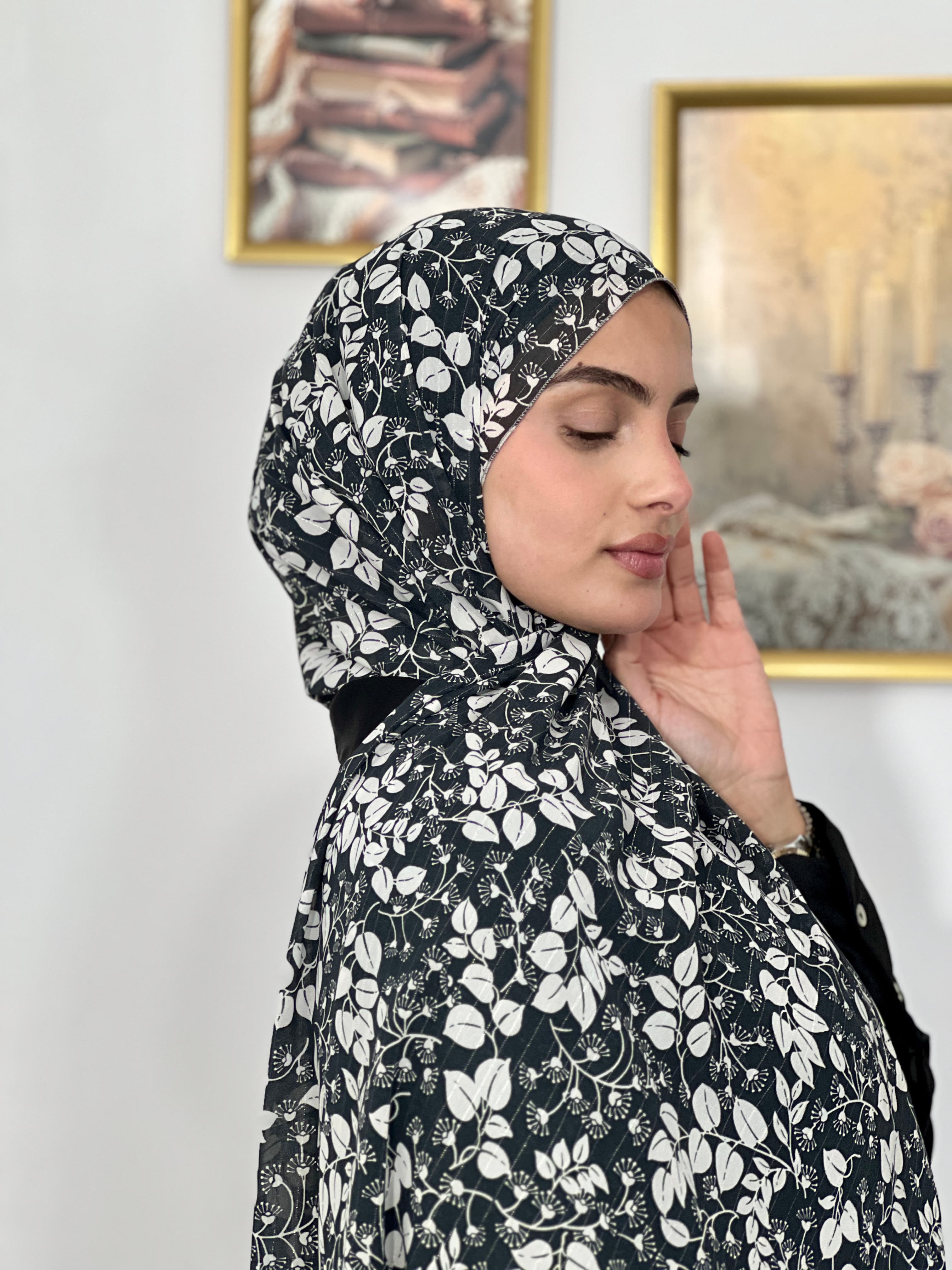 Allurina scarf - "White Leaves"
