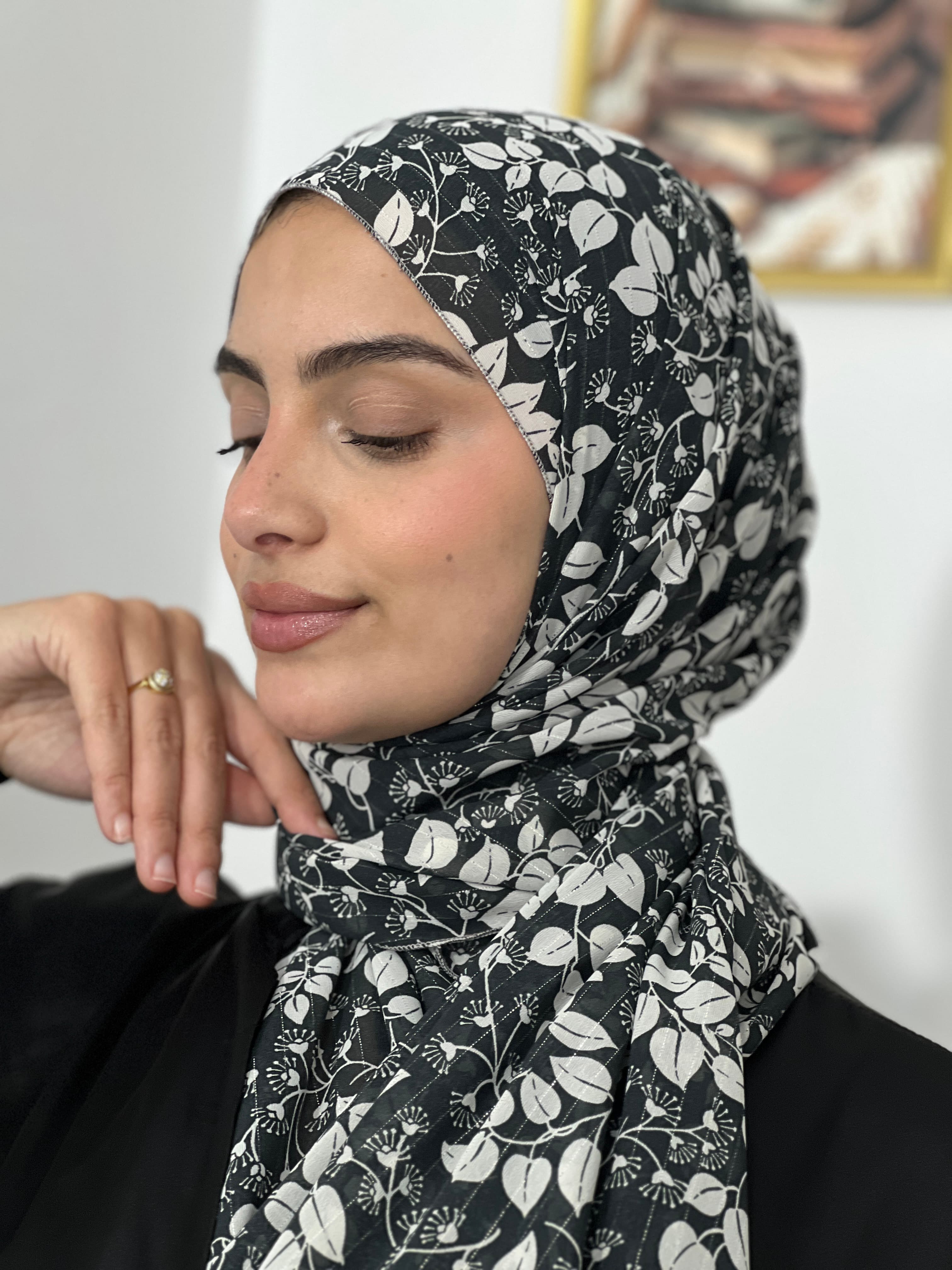 Allurina scarf - "White Leaves"