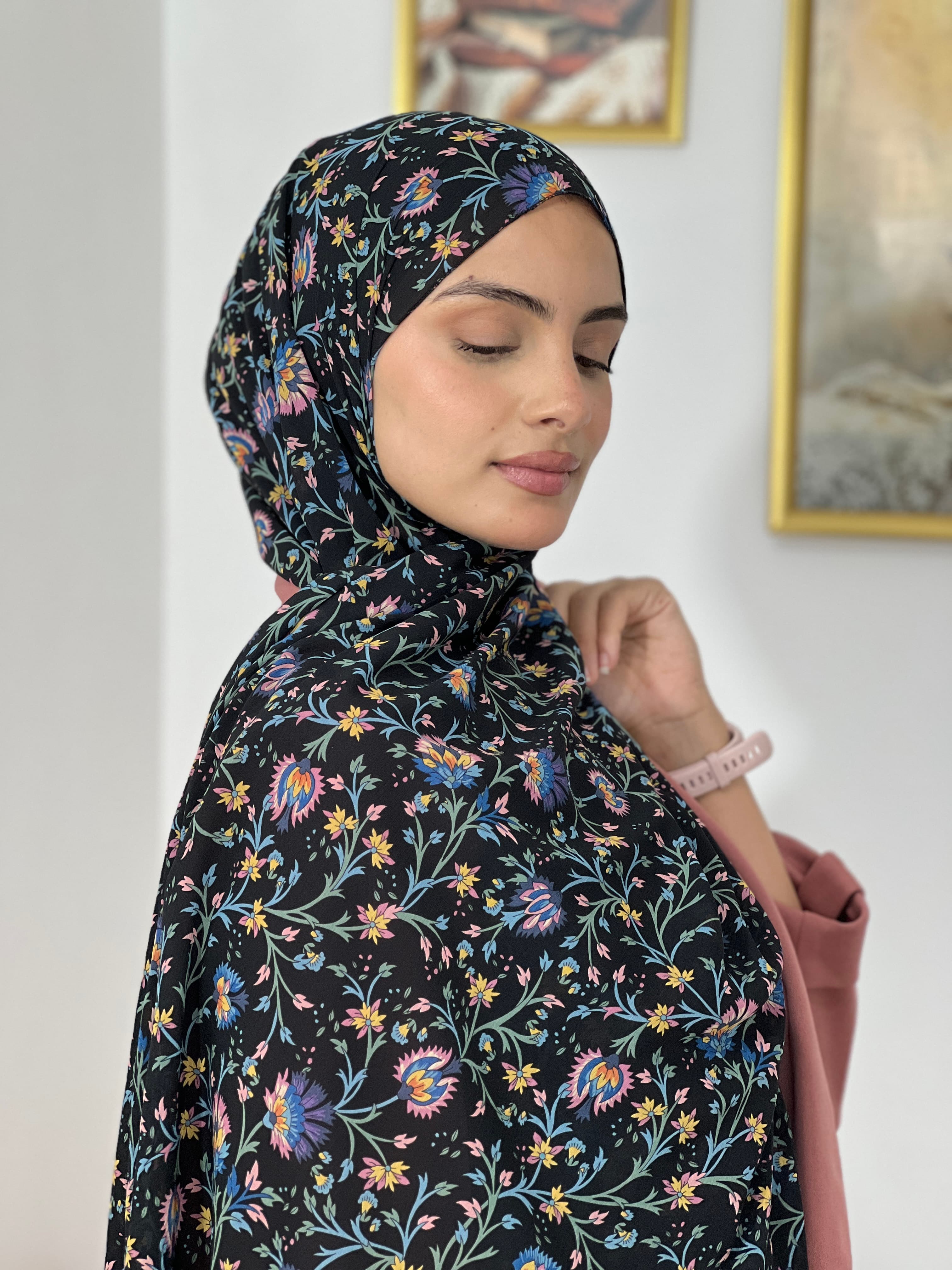 Allurina scarf - "Black Wildflower"