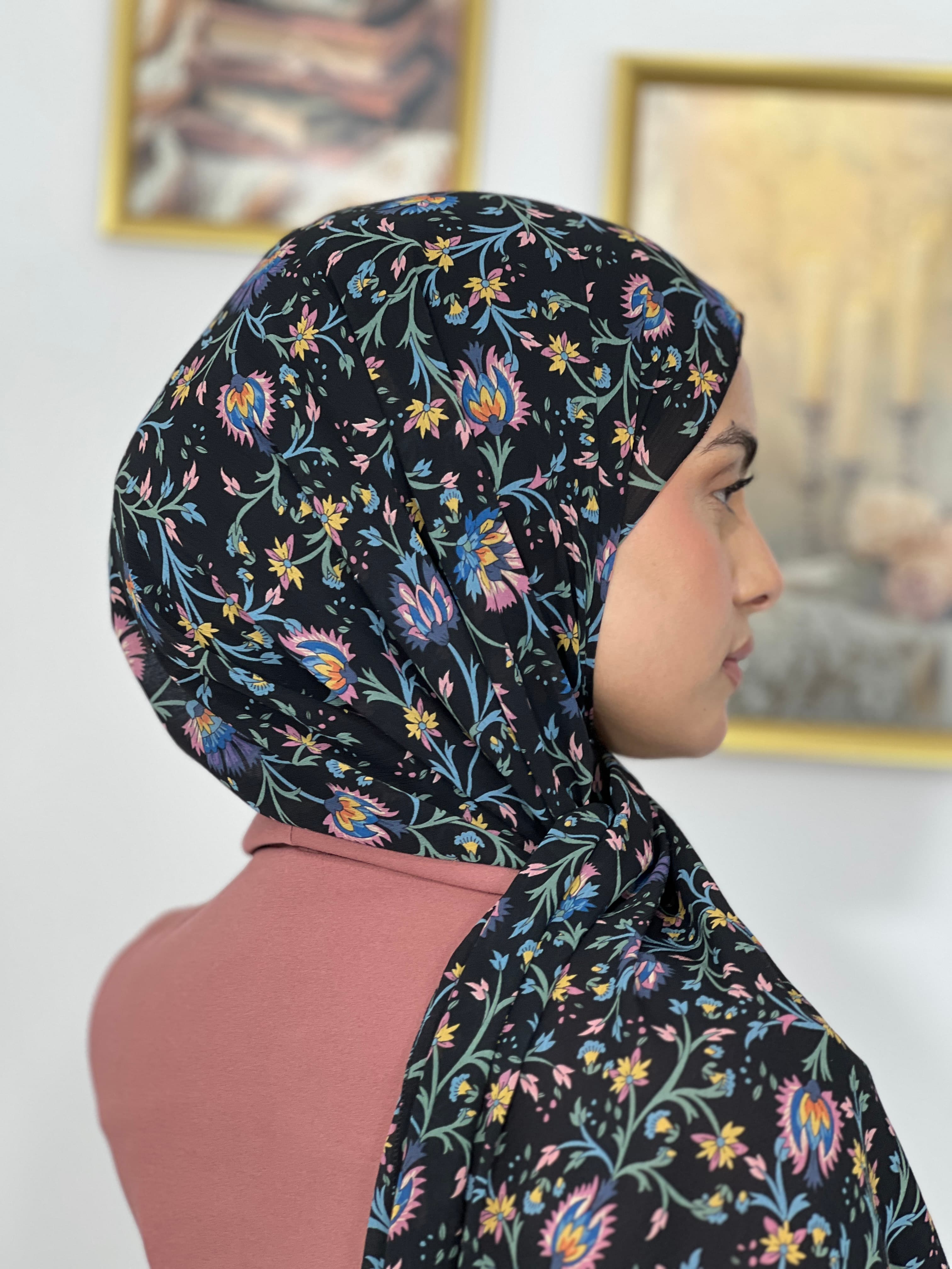 Allurina scarf - "Black Wildflower"
