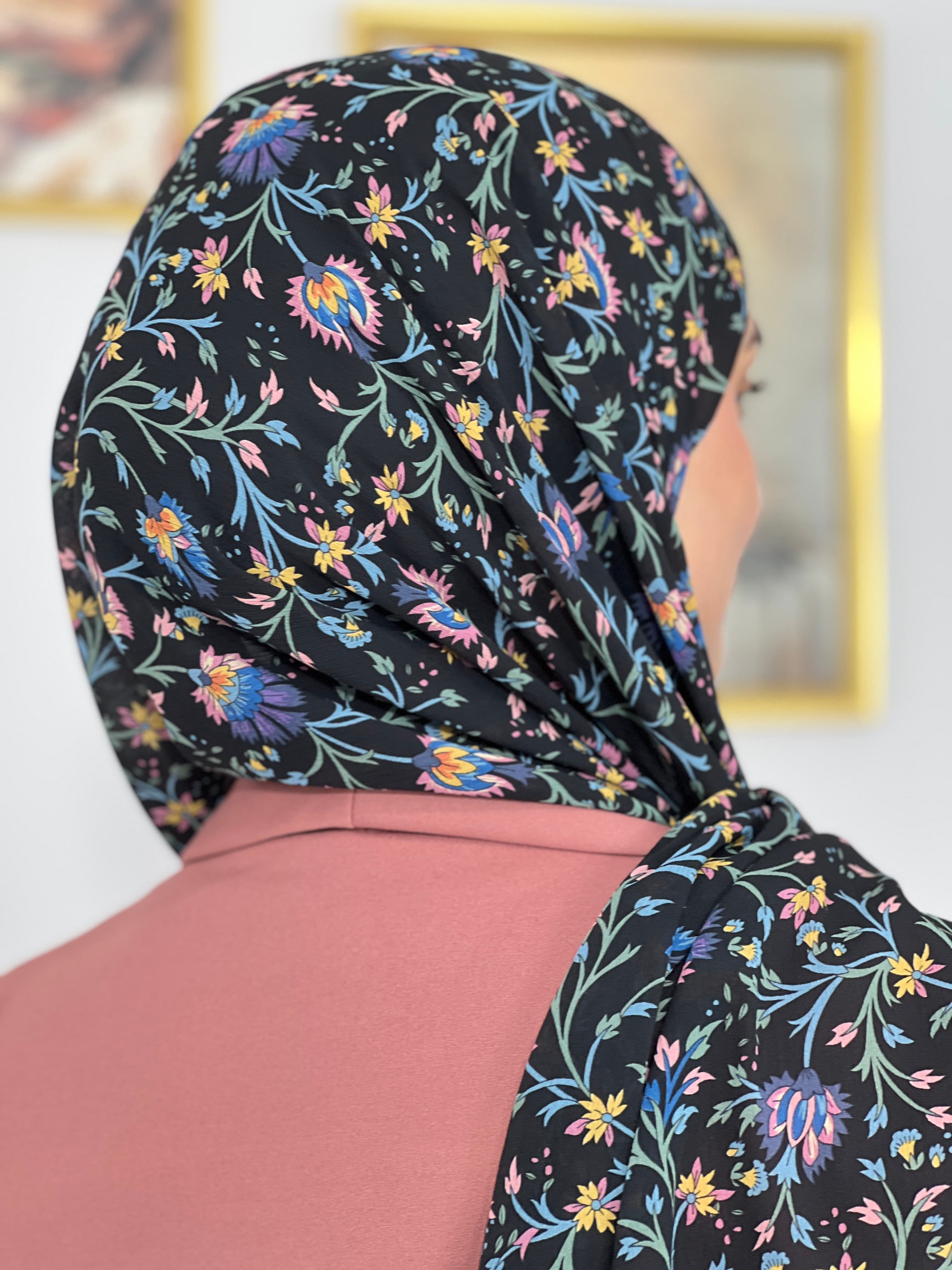 Allurina scarf - "Black Wildflower"
