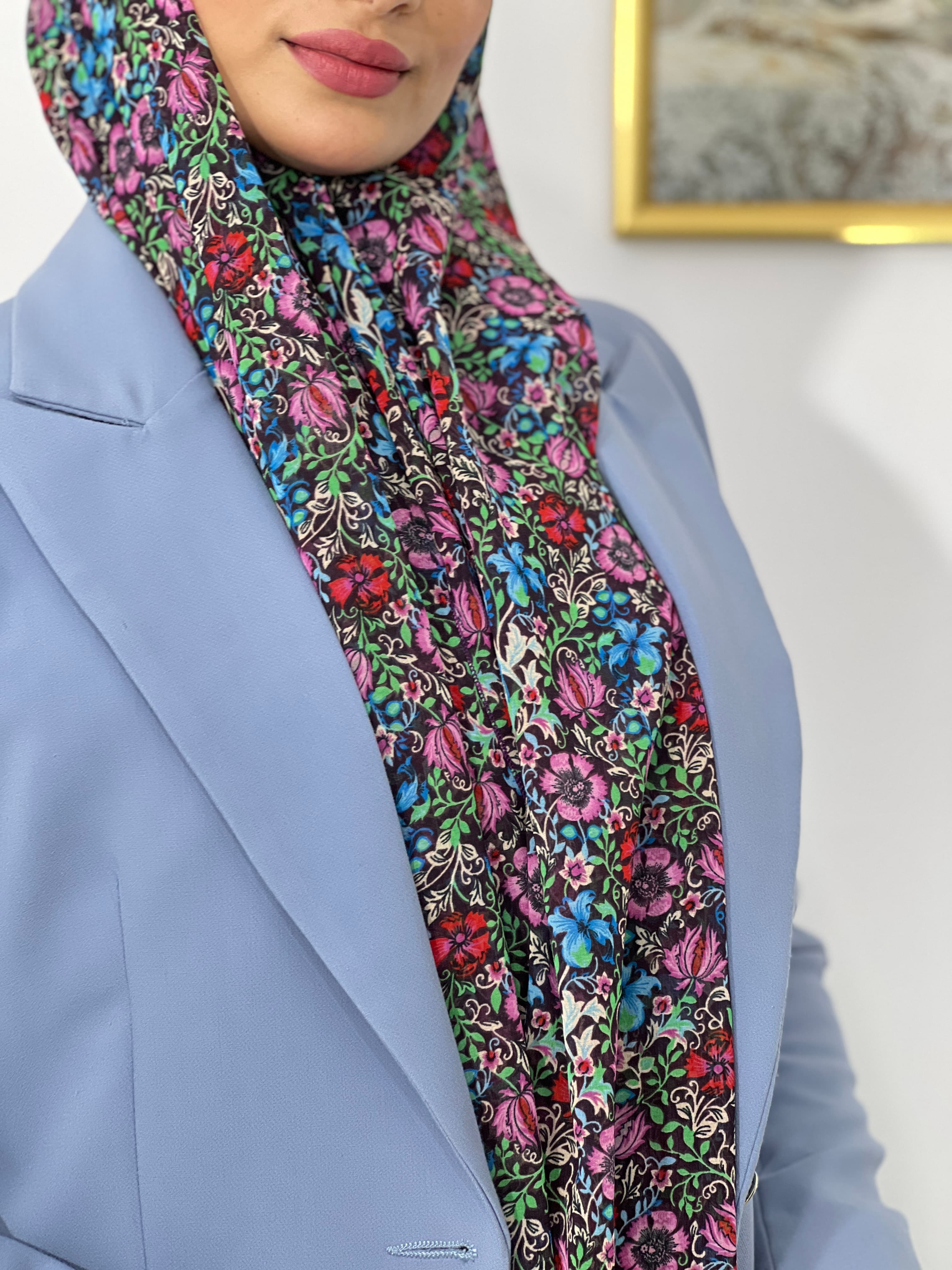 Allurina scarf - "Black Wildflower"